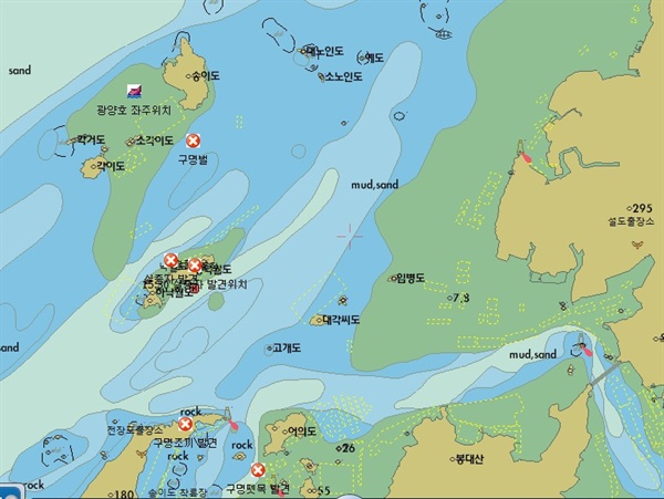  해경은 지난 15일 오후 5시 44분께 전남 영광군 송이도 남서쪽 2km 해상에서 부산선적 예인선 G호(44톤, 승선원 3명)가 침수중이라는 신고를 접수하고 조명탄 82발을 투하하며 밤샘 해상수색을 계속했다.