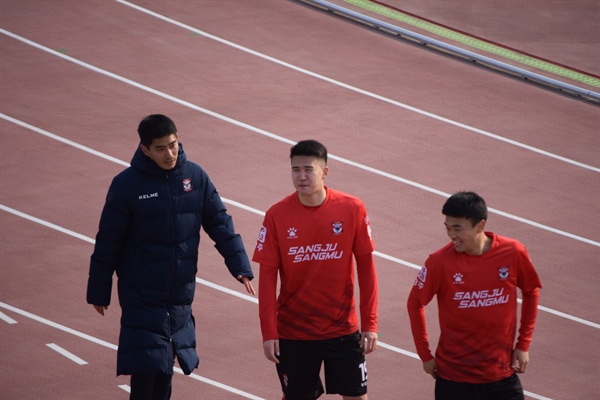  경기 종료 직후 인천 유나이티드 서포터즈를 만나러 달려온 상주 상무 선수 셋(왼쪽부터 이상협, 박용지, 송시우)