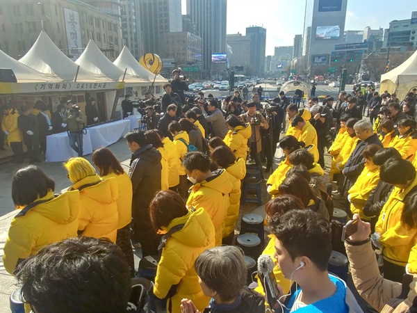 17일 오전 서울광화문광장에서 세월호 희생자들의 영정을 옮기는 '이운식'이 진행됐다. 유족들과 시민 100여 명이 참석했다.