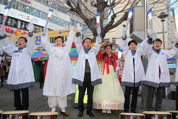 '진주 걸인·기생 독립 만세운동 재현행사'와 '독립의 횃불 전국 릴레이 독립만세운동'이 3월 17일 오후 진주에서 열렸다.