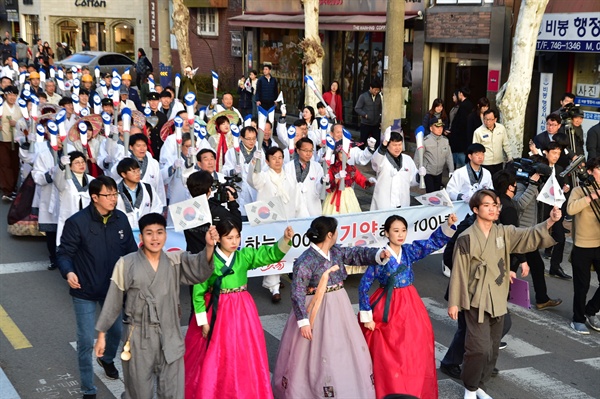 '진주 걸인·기생 독립 만세운동 재현행사'와 '독립의 횃불 전국 릴레이 독립만세운동'이 3월 17일 오후 진주에서 열렸다.