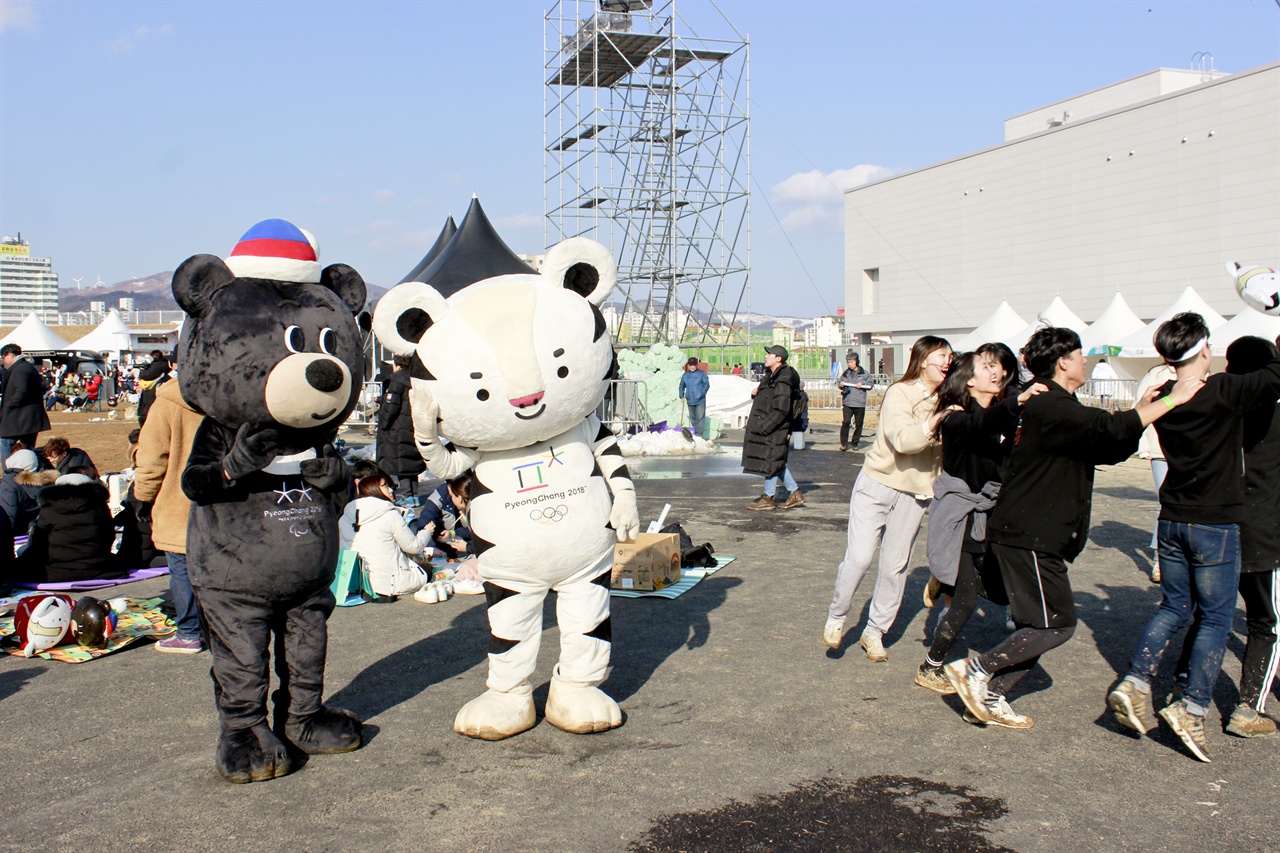 낄까, 말까? <평창의 봄 PEACE ROCK FESTA> 현장에서 마스코트 수호랑과 반다비가 기차놀이하는 참가자들 옆에서 고민하는 포즈를 취하고 있다.