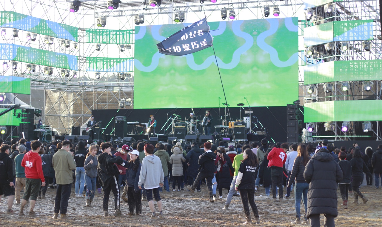  <평창의 봄 PEACE ROCK FESTA> 현장에서 크라잉 넛이 공연하고 있다.