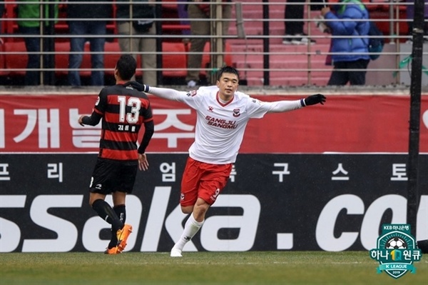  상주 상무 송시우가 K리그1 2019 포항 스틸러스와의 경기에서 득점에 성공한 후 기뻐하고 있다