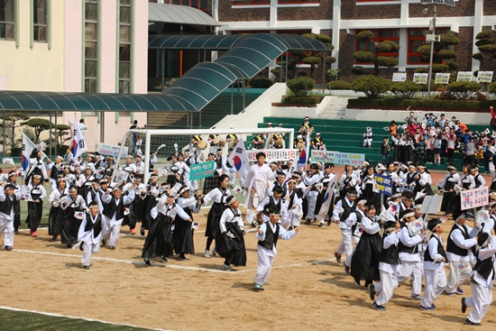 ▲ 사천초등학교에서는 매년 3월 21일 사천읍 독립만세의거 재현행사를 하고 있다. (사진=뉴스사천DB)