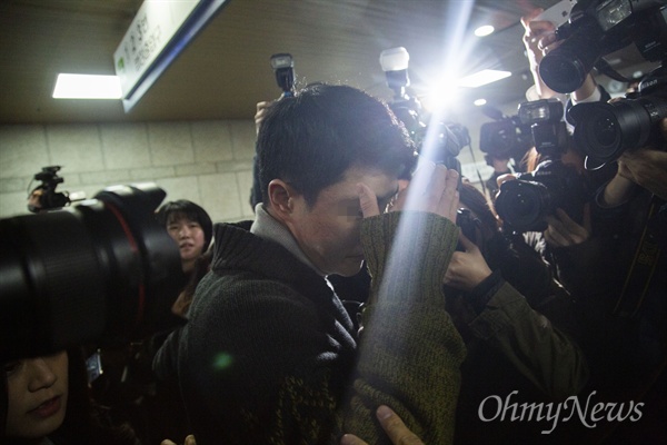 마약류 투약·유통 혐의를 받는 클럽 버닝썬의 이문호 대표가 19일 서초동 서울중앙지법에서 영장실질심사를 받기 위해 출석하고 있다