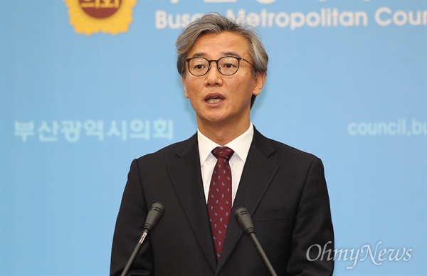 전재수 더불어민주당 부산시당 위원장이 19일 오전 부산시의회 브리핑룸에서 동남권 관문공항과 관련한 한국당의 입장 표명과 공개 토론을 요구하는 기자회견을 열고 있다.