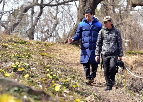 풍도 산길을 걷고 있는 윤화섭 안산시장(왼쪽)