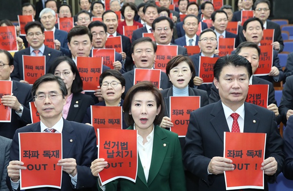 구호 외치는 나경원 원내대표 자유한국당 나경원 원내대표가 19일 국회에서 열린 의원총회에서 참석자들과 구호를 외치고 있다.