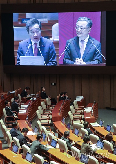 김재경 자유한국당 의원이 19일 오후 서울 여의도 국회에서 열린 정치 분야 대정부질문에서 북한 핵위협에 대해 이낙연 국무총리에게 질문하고 있다.