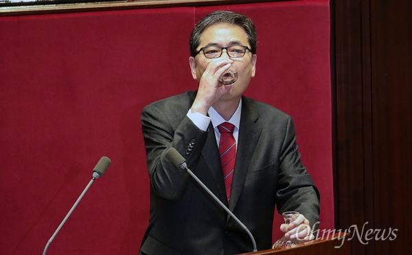 곽상도 자유한국당 의원이 19일 오후 서울 여의도 국회에서 열린 정치 분야 대정부질문에서 질의에 앞서 물을 마시고 있다.