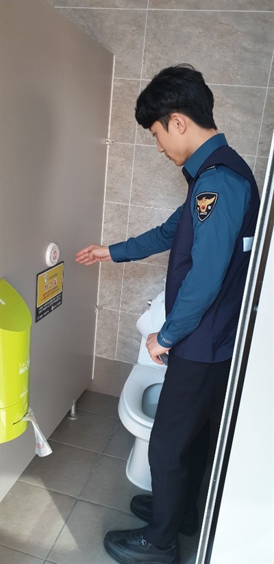 창원서부경찰서는 공중화장실에 안심벨을 설치해 운용하고 있다.