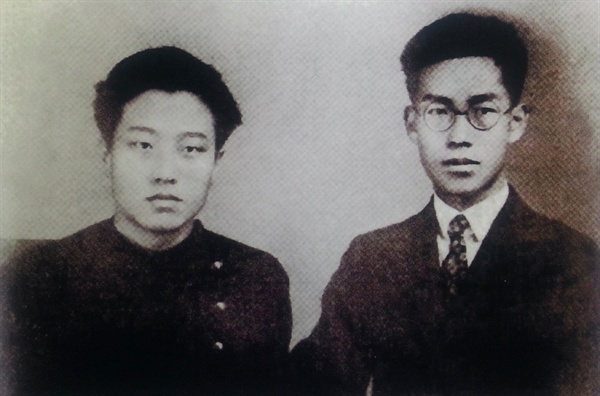 용아 박용철(오른쪽)과 영랑 김윤식. 일본 유학시절 만난 두 사람은 평생 시심을 나누는 친구가 됐다. 강진 시문학파기념관에 걸려 있다.