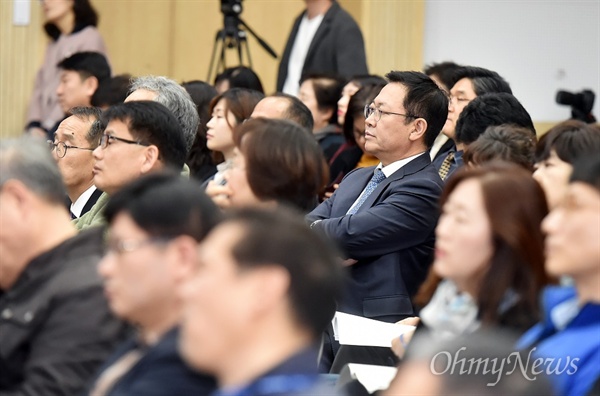 지난 3월 11일 개최된 인천시 '상상e가득 시정경연회'에서 직원들 제언을 듣고 있는 박남춘 인천시장.