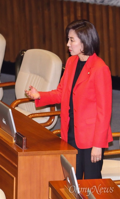  윤소하 정의당 원내대표가 20일 국회 본회의장에서 비교섭단체 대표발언을 하는 도중 자유한국당에 대한 비판을 하자 나경원 한국당 원내대표가 심각한 표정으로 일어나 동료 의원들에게 본회의장에서 나오라고 손짓하고 있다. 이후 나 원내대표를 비롯한 한국당 의원 대다수는 본회의장을 빠져나갔다. 