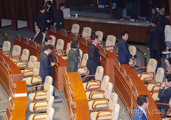  윤소하 정의당 원내대표가 20일 국회 본회의장에서 비교섭단체 대표발언을 하는 도중 자유한국당에 대한 비판을 하자, 나경원 원내대표를 비롯한 자유한국당 의원 대다수가 본회의장을 빠져나갔다. 