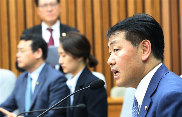 바른미래당 김관영 원내대표가 20일 국회에서 선거제·개혁법안 패스트트랙 관련 긴급 의원총회를 한 뒤 결과를 브리핑하고 있다.