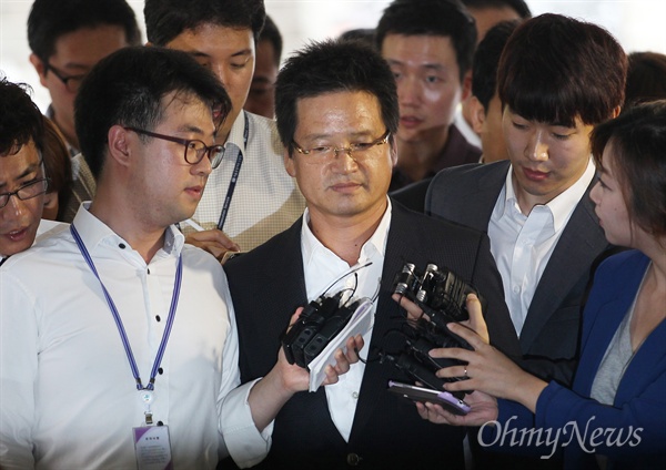 2013년 7월 10일 윤중천 전 중천산업개발 회장이 서울중앙지방법원에서 영장실질심사를 받기 위해 들어서고 있다.(자료사진)