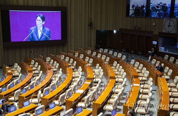 윤소하 정의당 원내대표가 20일 국회 본회의장에서 비교섭단체 대표발언을 하는 도중 자유한국당에 대한 비판을 하자, 나경원 원내대표를 비롯한 자유한국당 의원 대다수가 본회의장을 빠져나갔다. 사진은 자유한국당 소속 의원들아 빠져 나간 후 텅 빈 국회 모습. 