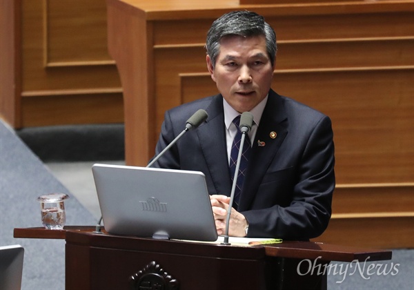  정경두 국방부 장관이 20일 국회 본회의장에서 열린 대정부질문에 출석해 답변하고 있다.