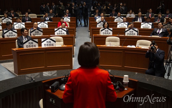  자유한국당 나경원 원내대표와 의원들이 20일 오전 국회에서 예결위회의장 긴급의총을 열고 패스트트랙 강행 반대 피케팅을 하고 있다. 