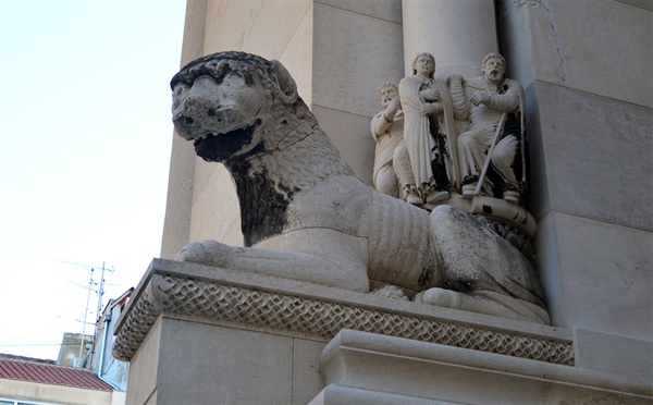 2마리의 사자는 당시 지중해를 제패했던 로마제국의 힘을 상징한다.