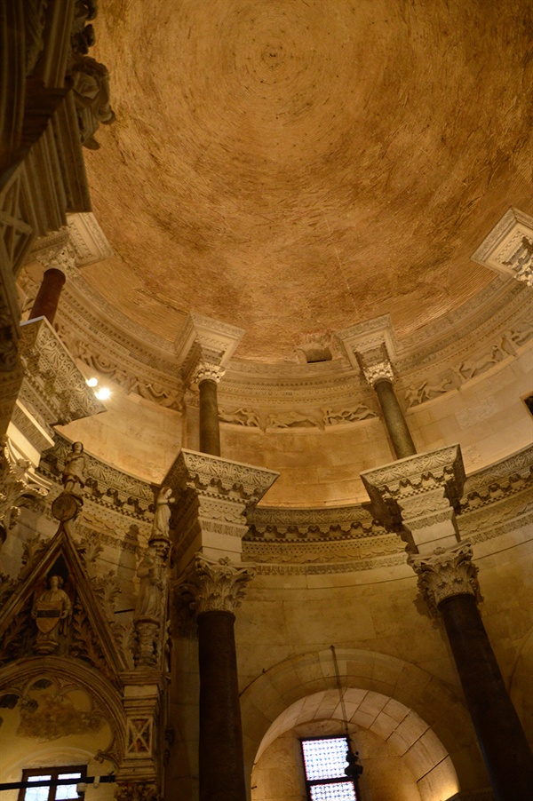 로마시대 황제의 영묘를 장식하던 돔 구조물이 아직까지 전해지고 있다.