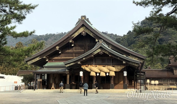  이즈모대사(出雲大社) 경내는 약 16만㎡로 본전(本殿)을 중심으로 배전, 보물전, 섭사 등이 배치돼 있다. 1744년에 만들어진 현재의 본전은 높이가 약 24m인데, 예전에는 두 배인 48m였다고 한다.