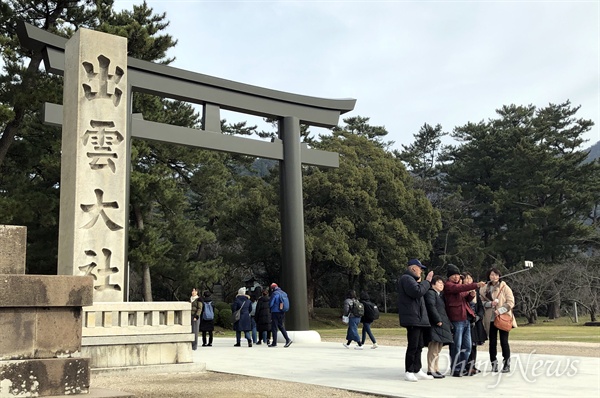  유일하게 이즈모(出雲)에서는 음력 10월을 '간나즈키(神無月)'라고 부르지 않고 '가미아리즈키(神在月)'라고 부른다. 신들이 이즈모에 모이기 때문이다. 