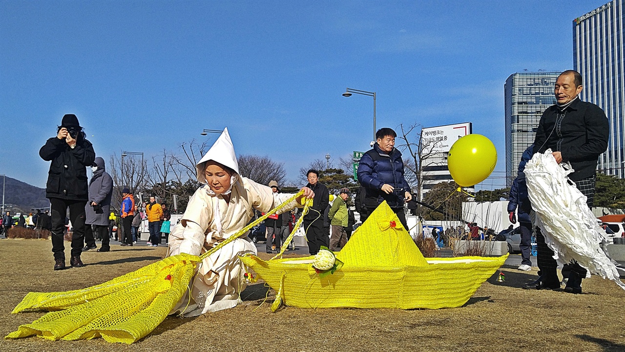 세월호 추모 춤 장순향 전 한양대 무용학과 교수의 추모 춤.