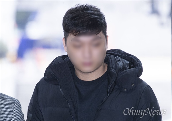 클럽 아레나에서 보안요원으로 일하며 손님을 폭행한 혐의를 받고 있는 윤아무개씨가 21일 영장실질심사를 받기 위해 서울중앙지법으로 들어오고 있다.