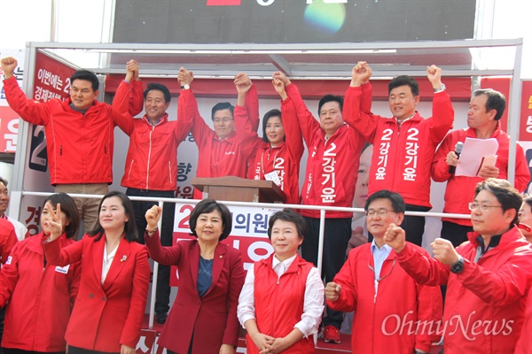 자유한국당 강기윤 후보는 3월 21일 오전 창원 토월중삼거리 앞에서 출정식을 열었다.
