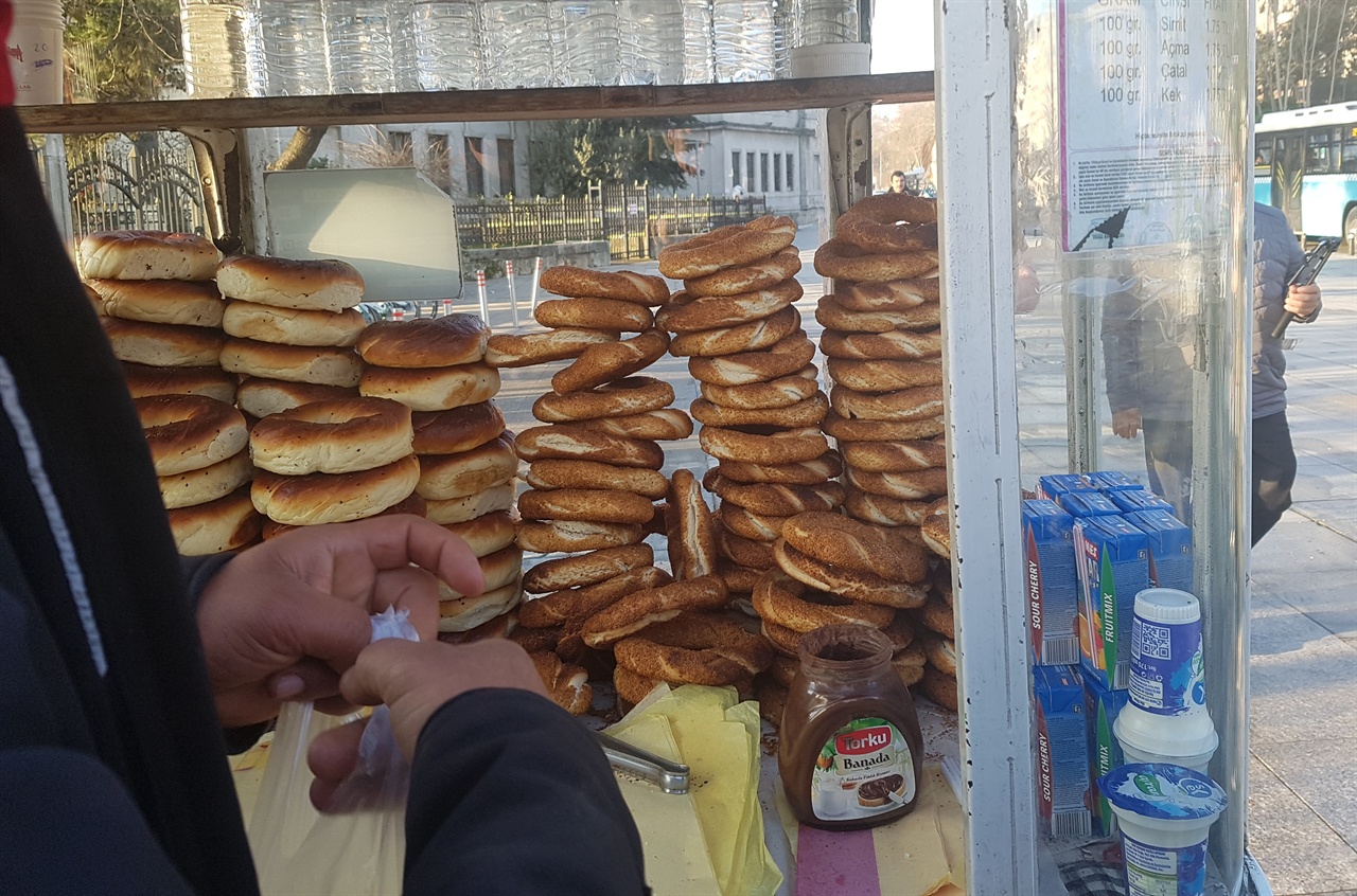 깨빵은 터키 사람들은 아침 대용식이나 간식으로 맛이 먹었습니다.