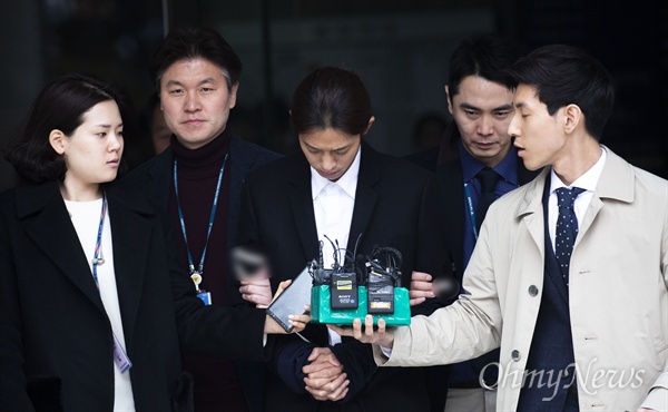 성관계 동영상을 몰래 촬영-유통한 혐의를 받고 있는 가수 정준영씨가 지난 21일 오전 영장실질심사를 받기 위해 서울중앙지법에 영창실질심사를 마치고 포승줄에 묶여 유치장으로 향하고 있다.
