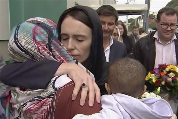 이틀전 모스크(이슬람 사원) 총기테러 사건이 발생한 뉴질랜드의 저신다 아던 총리가 희생자들을 애도하는 헌화를 위해 17일 수도 웰링턴 소재 킬비르니 모스크를 방문, 한 이슬람 여성을 안고 위로하고 있다.