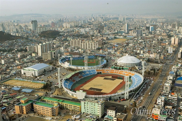  대전시는 21일 신축 야구장 부지를 한밭종합운동장으로 확정했다고 발표했다. 사진은 한밭종합운동장과 현재 한화이글스가 사용하고 있는 한밭야구장(이글스드림파크, 리모델링 전).