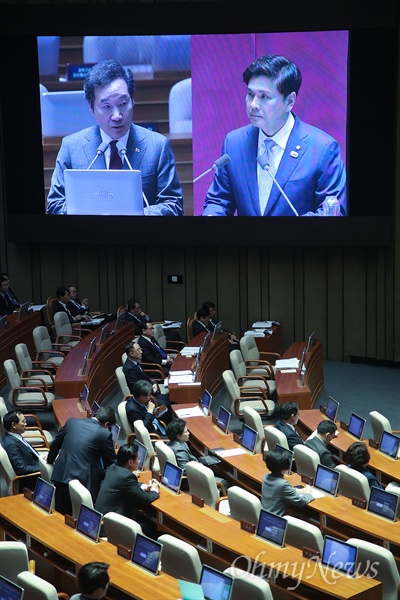  지상욱 바른미래당 의원이 21일 오후 서울 여의도 국회에서 열린 경제 분야 대정부질문에서 소득주도성장과 일자리, 주거 문제에 대해 이낙연 국무총리에게 질문하고 있다.