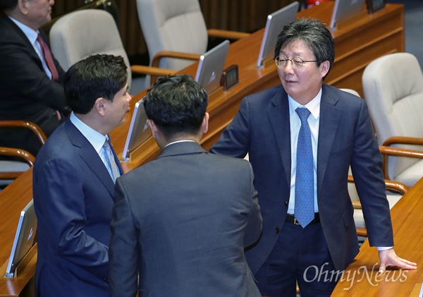 바른미래당 유승민 전 대표와 지상욱 의원이 21일 오후 서울 여의도 국회에서 열린 경제 분야 대정부질문에 참석해 이야기를 나누고 있다.