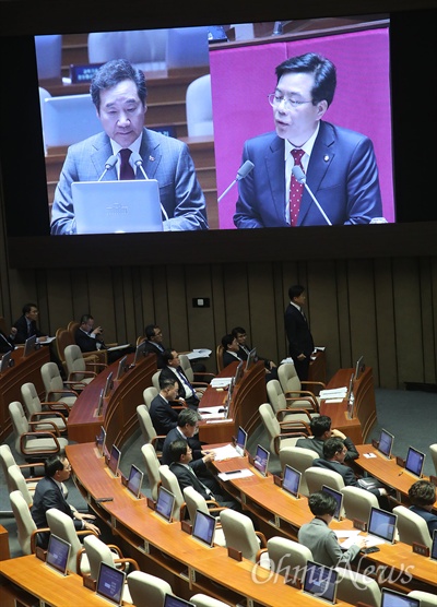 송언석 자유한국당 의원이 21일 오후 서울 여의도 국회에서 열린 경제 분야 대정부질문에서 고용상황 악화에 따른 정부의 일자리 정책에 이낙연 국무총리에게 질문하고 있다.