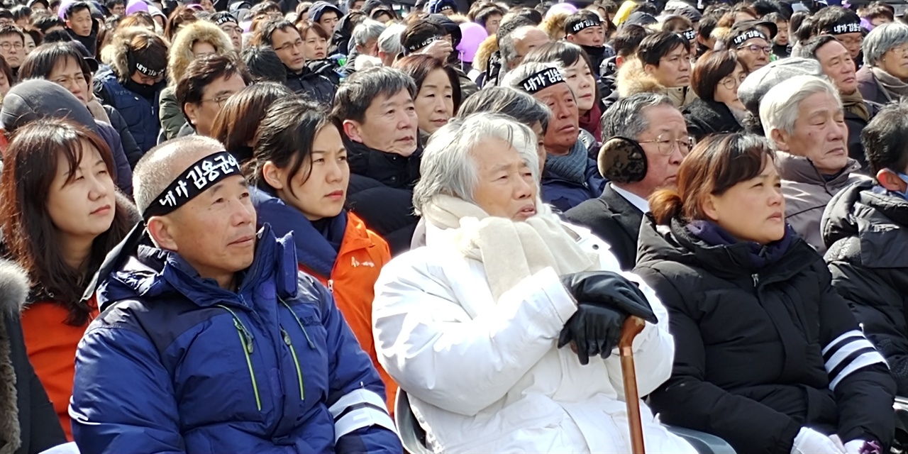 2019년 2월 9일 광화문광장에서 열린 '청년 비정규직 故김용균 노동자 민주사회장 영결식'에서  발언을 지켜보는 백기완 소장
