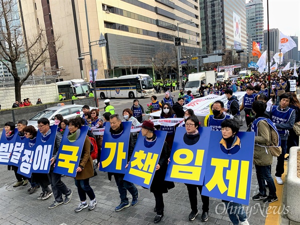  전국장애인부모연대 발달장애인과 가족 1000여 명이 21일 오후 서울 광화문광장에서 '진짜' 발달장애 국가책임제 도입 촉구 결의대회를 마친 뒤 청와대 앞까지 행진을 벌이고 있다. 