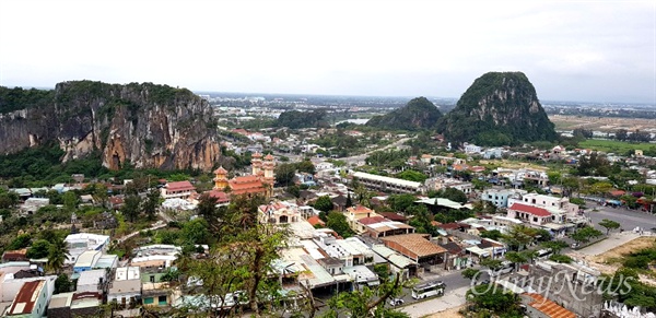 베트남 다낭 남쪽에 있는 튀선산 주변의 마을 전경.
