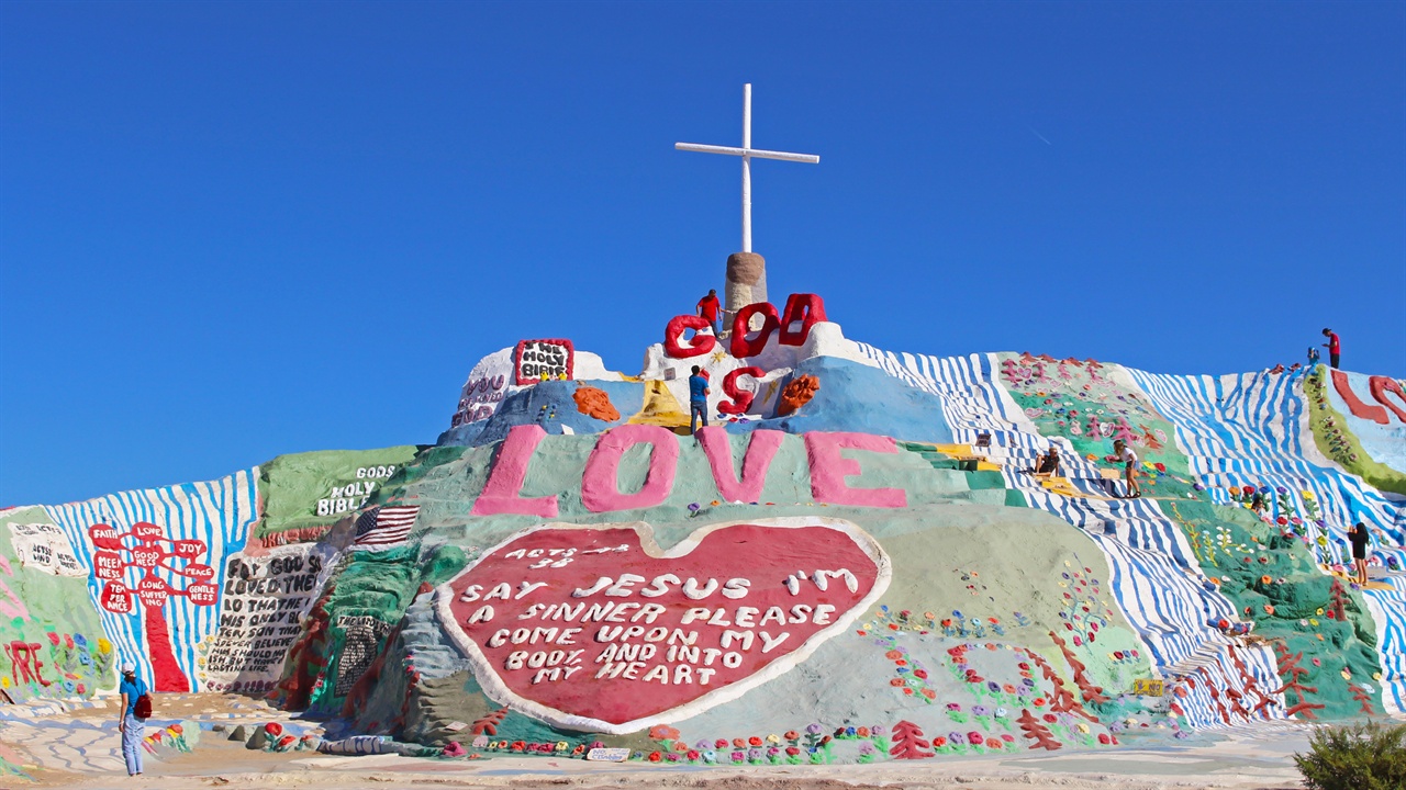 거대한 'GOD IS LOVE(신은 사랑이다)'라는 문구가 감탄을 자아냈다.