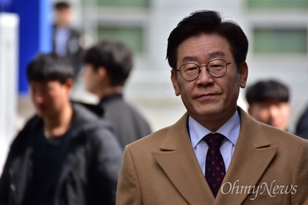 이재명 경기도지사가 21일 수원지법 성남지원에서 열린 '친형 강제진단' 사건 관련 12차 재판에 참석하고 있다.