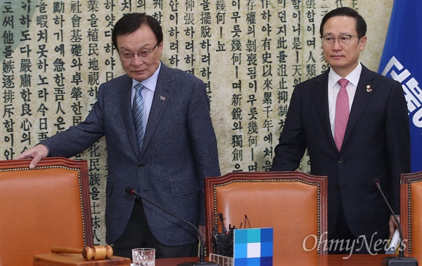 더불어민주당 이해찬 대표와 홍영표 원내대표가 22일 오전 서울 여의도 국회에서 열린 최고위원회의에 참석하고 있다.