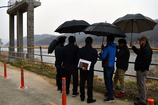 20일 기자와 동행한 한국농어촌공사 직원들과 공주보 상류 석장리 양수장을 방문하여 현장을 돌아봤다. 