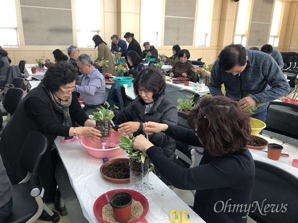 인천시 농업기술센터는 인천시민을 대상으로 4월 24일부터 6월 19일까지 매주 수요일 농업기술센터 대강당에서 도시농업 기초교육 과정을 운영한다. 
