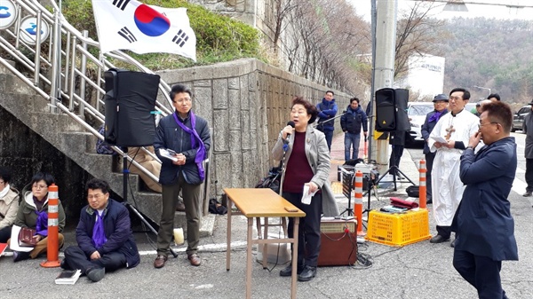 고만호 목사의 공개 사과를 요구하는 규탄 발언 중인 정현애 관장(오월 어머니집 대표)