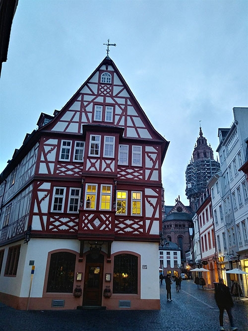 금속활자로 유명한 구텐베르그의 도시, 마인츠는 고풍스러운 건물이 많이 남아 있어 중세도시의 느낌이 강하다.