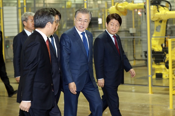 로봇산업육성 전략보고회 참석한 문 대통령 문재인 대통령이 22일 오전 '로봇산업육성 전략보고회'가 열린 대구 달성군 현대로보틱스 행사장에 성윤모 산자부 장관, 권영진 대구시장 등과 입장하고 있다. 